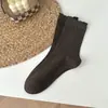 Calcetines blancos para mujer, hechos con algodón de Xinjiang, nuevo estilo otoño/invierno, con borde de volantes y estampado de lunares, longitud a media pantorrilla, estilo coreano, versátiles, modernos y adelgazantes.
