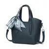 Bolso de Moda de Cuero de Vaca de Primera Capa con Patrón de Lichi Simple Bolso Cubo Piel Genuina Bolso de Hombro Cruzado de Lujo Ligero con Bufanda para Mujer