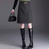 Moderna Falda de Lana Línea A para Mujer 2026 Otoño/Invierno Nueva Falda Corta de Cintura Alta Adelgazante Falda de Temperamento para Viajar al Trabajo que se Ajusta a la Cadera