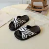 Pantuflas de Moda Infantil Estilo Coreano Estampado de Leopardo Primavera/Verano 2026 Zapatos de Playa de Suela Gruesa Sandalias Casuales de Correa Única para Niñas