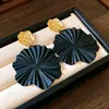 Aretes Florales de Múltiples Capas Negro Aguja de Plata, Lujo Accesible y Aretes de Gama Alta, Aretes Sencillos, Modernos y Versátiles con Diseño de Nicho