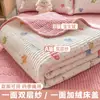 Conjunto de cama de três peças Classe A com um lado feito de gaze de dupla camada e o outro de veludo para bebê, estilo lençol único, inclui uma manta, protetor de colchão e colchonete