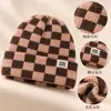 Gorro de punto a cuadros transfronterizo para mujer, diseño retro de bloques de color para otoño e invierno, circunferencia de cabeza grande, efecto adelgazante del rostro, con estampado de logotipo