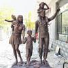 Fibra de vidrio Imitación Cobre Parque Familia Feliz Personaje Cuadrado Escultura Familia de Cuatro Boceto Decoración de Paisaje Fabricante