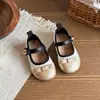 Sapatos pequenos de couro estilo coreano para meninas, nova coleção primavera/outono, com um design delicado e elegante, sapatos de princesa infantis, sapatos slip-on para bebês e sapatos de calçar para meninas pequenas.