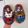 Novas Pantufas de Pelúcia de Algodão Listradas Outono/Inverno 2026 Moda Versátil Estilo Retrô Pantufas Fofas de Pelo de Urso para Mulheres