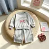 Roupa de menina: moletom fofo de cachorrinho com mangas compridas e calça jogger, roupa esportiva de primavera e outono para bebê, roupas infantis da moda, vestuário infantil transfronteiriço