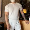 Verão Estilo Leve Maduro Gola Henry Tricô Manga Curta Masculino Cleanfit Listras Verticais Simples Slim Fit Versátil Blusa de Meia Manga