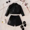 Conjunto de duas peças preto em couro para bebê menina: jaqueta curta com gola reversível + shorts de couro com bolso cargo, estilo biker moderno para meninas