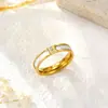 Anillo de Acero de Titanio Blanco Nácar Tres Diamantes para Mujer Diseño de Lujo Ligero de Nicho Sentido de Diseño Moda Anillo de Gama Alta No Descolorante Venta al por Mayor