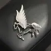 Liderando el Camino, Lujo Accesible de Gama Alta Broche Pegaso de Alas Incrustadas con Piedras, Pin de Caballo del Zodiaco Bicolor Chapado en Oro, Mismo Estilo para Hombres y Mujeres