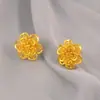 Joyería Color Arena Dorada, Pendientes de Flor de Begonia Dorada Imitación para Mujer, Lujo Ligero y Sensación de Alta Gama, Mismo Estilo que las Tiendas de Oro, Regalo de Boda, Tres Piezas Doradas para Novia