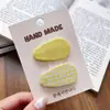 Presilha de cabelo fofa 2026 novo modelo grampo para franja da testa e franja lateral, botão de tecido acessório de cabelo colorido