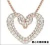 La Versión de Alta Gama del Collar de Cisne Swarovski Presenta Cristales Swarovski Elements con un Gradiente Dinámico en Azul, Rojo, Negro y Blanco, y una Cadena para Clavícula de Cisne