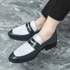 Mocasines negros y blancos de bloques de color sin cordones para hombre, estilo retro británico, calzado formal de negocios moderno, mocasines casuales de cuero para el día a día