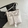 Bolsa Feminina Moda Transfronteiriça Bolsa de Ombro de Nicho Novo Estilo Verão 2025 Bolsa de Ombro com Tachas e Laço Bolsa Tote Versátil