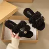 Sandálias de pelúcia slip-on com fivela 2026, bico aberto, para mulheres, chinelos da moda estilo coreano, planos, para outono e inverno, de lã de cordeiro