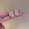Pendientes de flor de perla de estilo de lujo ligero y de alta gama para mujer, nuevos pendientes dulces y elegantes, accesorios ultra-féricos y exquisitos para el día a día