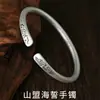 Transmisión en vivo de Douyin: Pulsera abierta vintage de cobre blanco plateado, sólida, esmerilada, un regalo para una novia en San Valentín