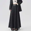 Toma real de una falda de traje negra estilo Hepburn para mujer, de otoño, de cintura alta, fluida, con dobladillo ancho, falda larga de línea A, elegante falda de paraguas