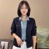 Camisa feminina elegante com gola virada e mangas compridas, com visual de duas peças falsas, nova coleção outono 2026, top estiloso, solto, afina a silhueta, com blocos de cor
