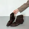 Versão em couro~Botas curtas quadradas vintage para mulheres, novo estilo outono 2026, versáteis, com aumento interno de altura, botas com recortes para pernas de calça, botas de corte justo para mulheres