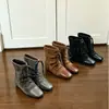 Nova coleção outono e inverno: Botas de tornozelo femininas com bico quadrado, color block, de cadarço, apresentando um design plissado retrô, couro macio, sola reta e zíper traseiro, tornando-as botas Martin versáteis e estilosas