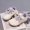 Zapatos Deportivos para Niñas 2026 Primavera/Otoño Nuevos Casuales Versátiles Zapatos Blancos Pequeños para Niños Suela Suave Versátil Zapatos de Entrenamiento Alemanes para Niñas