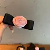 Pasador de Pelo Retro Estilo Francés con Flor Rosa y Lazo, Pinza Lateral con Acabado de Alta Gama, Goma para el Pelo de la Parte Trasera de la Cabeza, Accesorio Elástico para el Pelo para Flequillo de Mujer