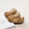 Tênis esportivo infantil 2026 novo primavera e outono sapatos externos para meninos, sapatos Forrest Gump respiráveis de sola macia para crianças pequenas e bebês
