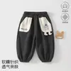 Pantalones Deportivos Bordados de Oso de Dibujos Animados Nuevos para Niños de Primavera y Otoño, Bloques de Color Bolsillos Grandes, Pantalones Largos Versátiles, Ropa para Niños Anyang