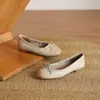 Sapatos Femininos de Couro Bovino Retro Confortáveis Versáteis de Bico Redondo com Laço Doce e Esculpido Camada Única para a Primavera de 2025