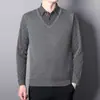 Suéter masculino de outono, base de malha falsa de duas peças, forrado com fleece e espessado, top casual e estiloso com gola de camisa online