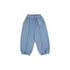 Conjunto deportivo de otoño para niña con un cárdigan con capucha y pantalones de chándal ajustados y ligeramente acampanados, un conjunto de dos piezas
