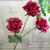 Nuevo Producto Artificial Tres Púas Rosa en Relieve Decoración de Flores para Guía de Camino de Boda Fila de Flores Arreglo Floral de Mesa Artificial Flor Artificial Adornos para Sala de Estar Flor de Seda