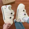Tenis blancos para niña, nuevo estilo 2026, con diseño de Hello Kitty, cierre de velcro, estampado de huella de pata de gato, suela suave, material transpirable, puntera en forma de concha, franjas rosas y un diseño versátil