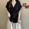 Foto Real de Camisa Casual de Manga Corta con Cuello en V Estilo Coreano para Mujer de Tallas Grandes, con Corte Favorecedor, Cintura Ceñida, que Disimula el Vientre para Mujeres Curvilíneas