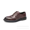 Zapatos de cuero brogue para hombre de talla grande, zapatos de cuero de punta afilada de moda estilo coreano retro británico de negocios