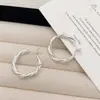 Brincos Versáteis Simples de Moda Transfronteiriços Leve Luxo Alto Padrão Temperamento Personalidade Design Argola Prateada Coleção Fosca