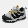 Tênis esportivos infantis de primavera casuais 2026 novo modelo para meninos e meninas de malha tênis de corrida infantis sapatos de caminhada