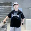 Camiseta de Verano 2026 Estilo Nuevo para Niños Camiseta de Niños Estilo Americano Moderno Fresco Estampado de Letras Manga Corta para Niños Medianos y Grandes Camiseta Casual Cómoda de Cuello Redondo para Hombres
