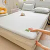 Fuente de Artículos - Modelo Nuevo 2026 Seda Refrigerante Frijol Grueso Sábana Ajustada Juego de Tres Piezas Estructura de Sándwich Protector de Colchón Cama