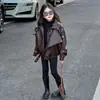 Jaqueta de Couro Infantil 2026 Primavera/Outono Roupas Infantis Casaco de Couro Roupa de Outono Roupa de Bebê Outono Fresca e Estilosa Moda Infantil Jaqueta da Moda