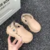 Sapatos infantis respiráveis com furinhos, não abafam, várias cores disponíveis, sandálias versáteis