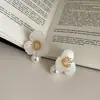 Pendientes Minimalistas de Botón con Perla y Flor Blanca de Nicho para Mujer, con un Diseño Único, Modernos y de Moda, Pendientes Elegantes