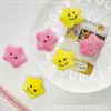 Lindo Peluche de Dibujos Animados Cara Sonriente Amarillo Estrella de Cinco Puntas Colgante Accesorios Joyería de Estrellas Zapatos y Calcetines Accesorios de Ropa