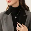 Colar de trevo de quatro folhas, pingente de nicho ins de luxo leve, corrente para suéter com design único, um presente de nicho para mulheres no outono e inverno, presente de aniversário para meninas