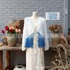 Cardigan de tricô tie-dye azul tingido, casaco vazado, blusa curta, peça externa para mulheres na cidade antiga de Lijiang, Dali