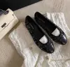 Bailarinas Clásicas de Retazos con Punta Redonda y Tacón Bajo con Lazo en Estilo de Boca Baja, Similares a las Usadas por la Mamá Uva