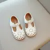 Sapatos de princesa para meninas, sapatos de couro, nova coleção primavera/verão 2024, design vazado e respirável, modernos e estilosos, para meninas pequenas e bebês